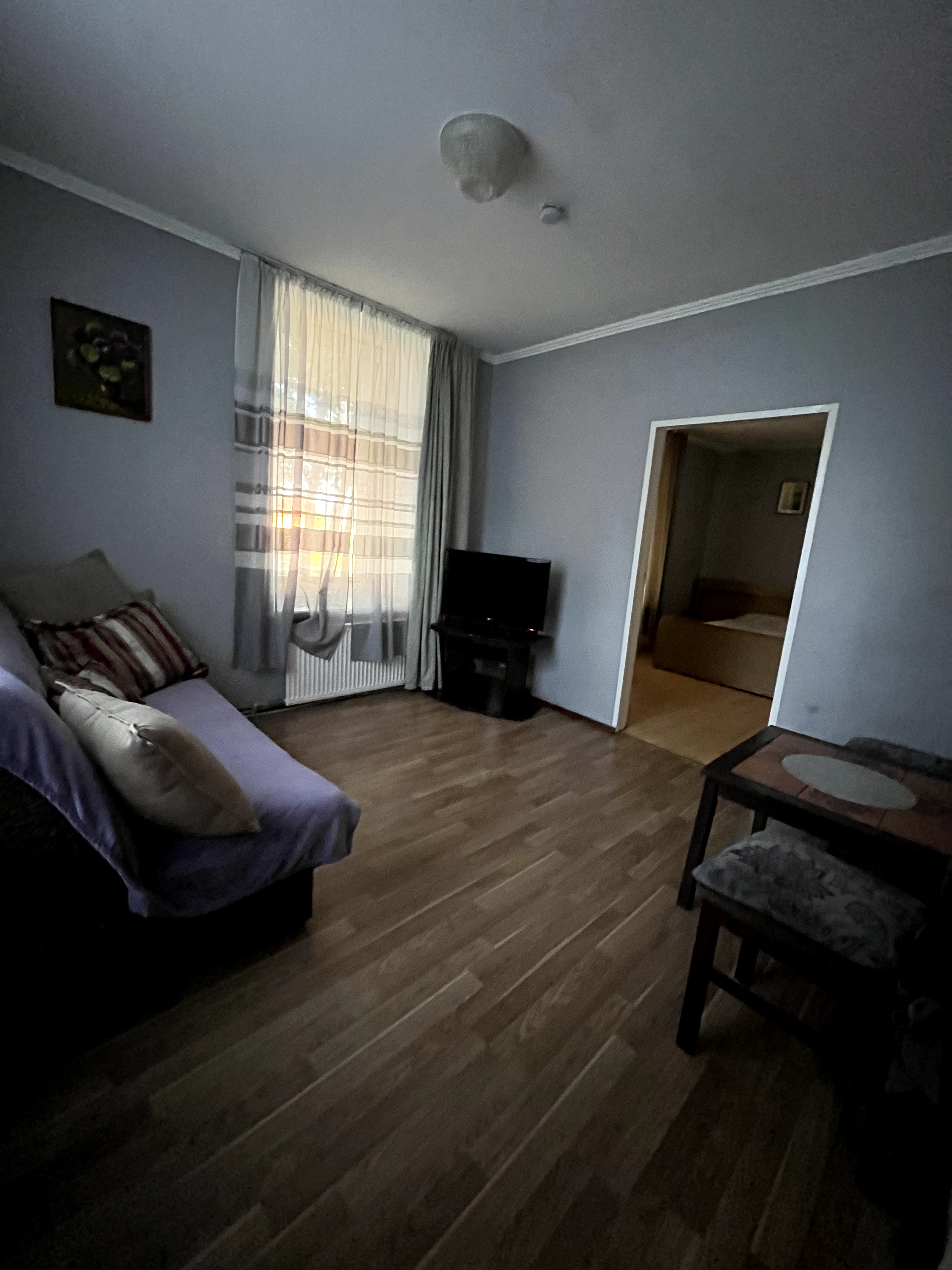 Divvietīgs numuriņs ar dušu, TV un Wi-Fi